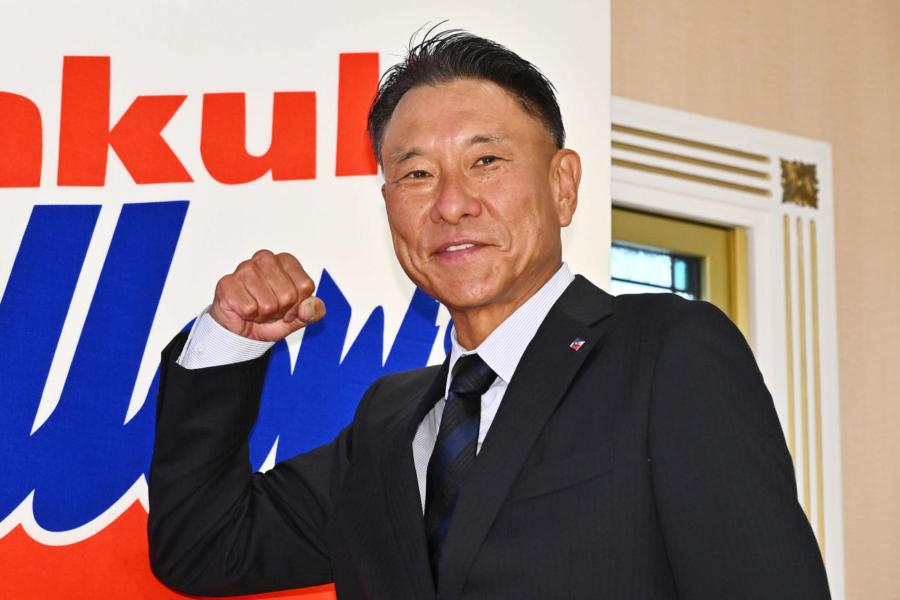 就任会見を終えポーズを決めるヤクルト池山新監督（撮影・滝沢徹郎）