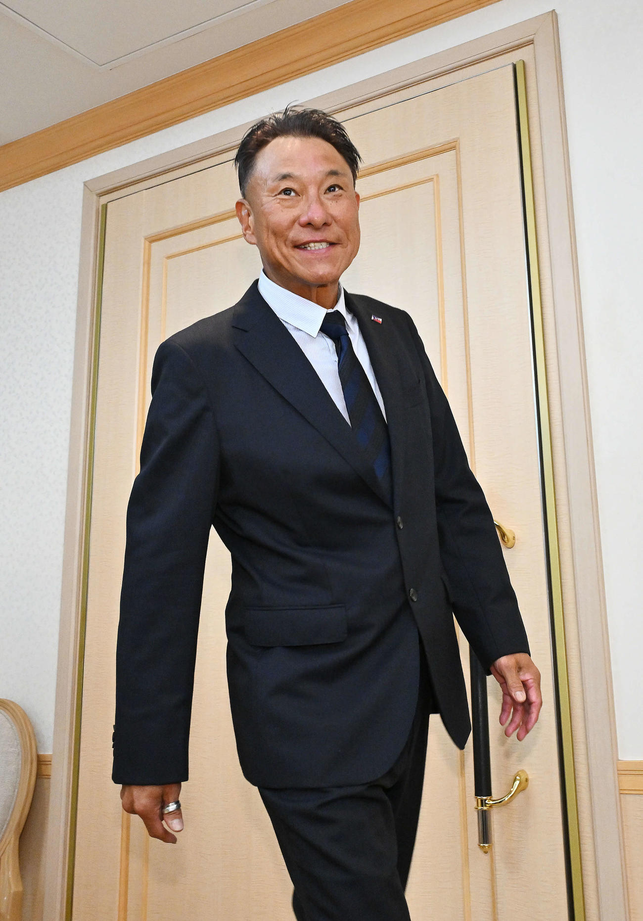 就任会見を終え会場を後にするヤクルト池山新監督（撮影・滝沢徹郎）