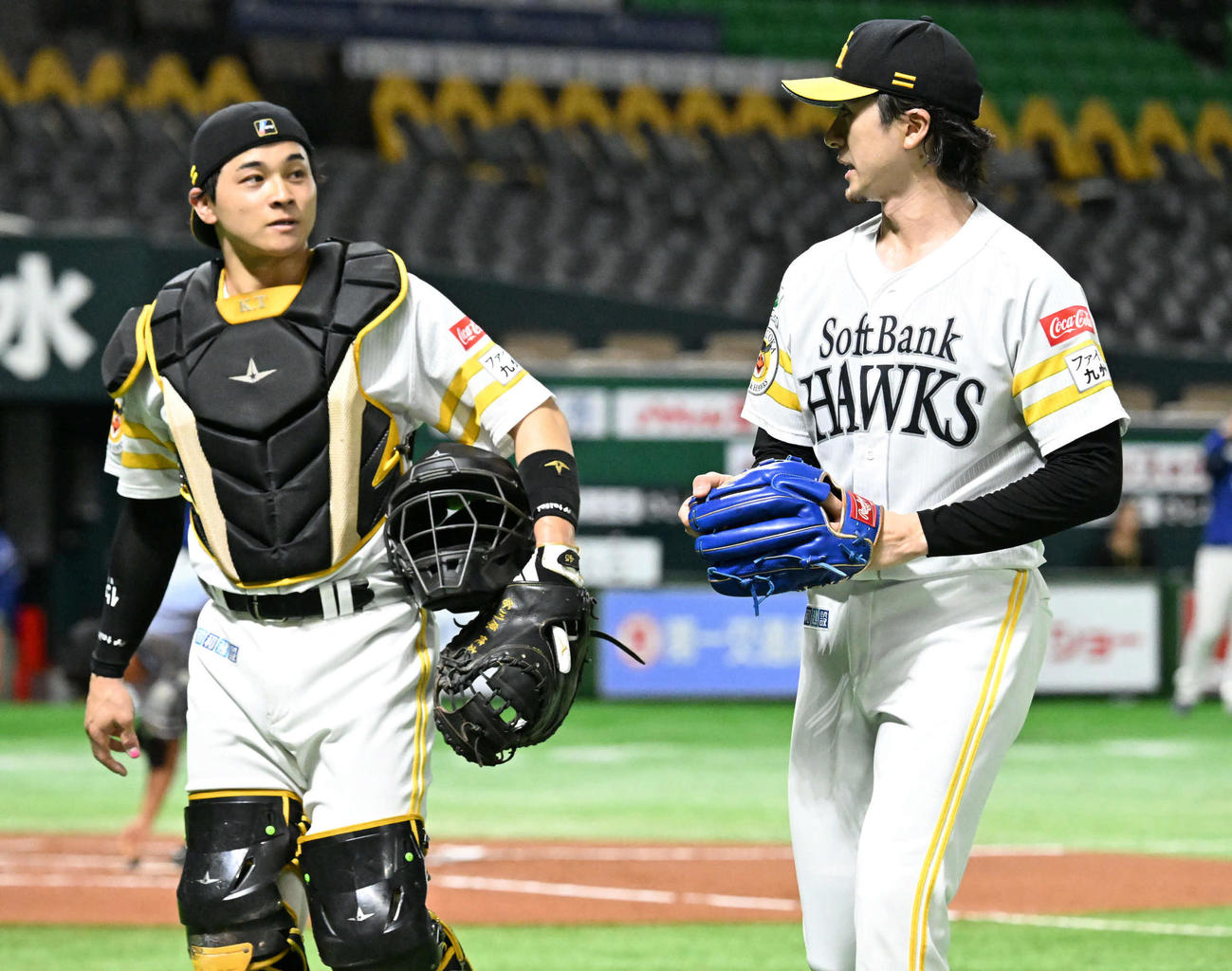 ソフトバンク3軍対西部ガス　2回表終了後、谷川原（左）と話す上沢（撮影・林敢治）