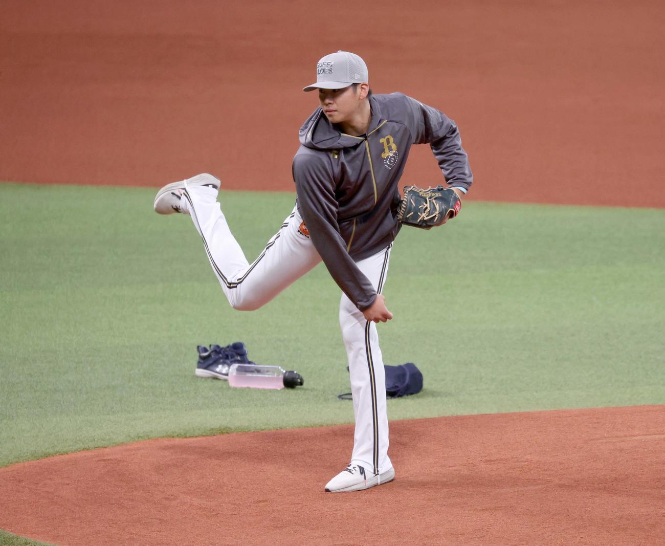 マウンドの感触を確かめるオリックス山下（撮影・黒川智章）