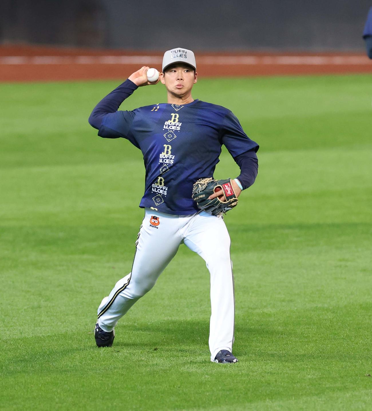 キャッチボールするオリックス山下（撮影・黒川智章）