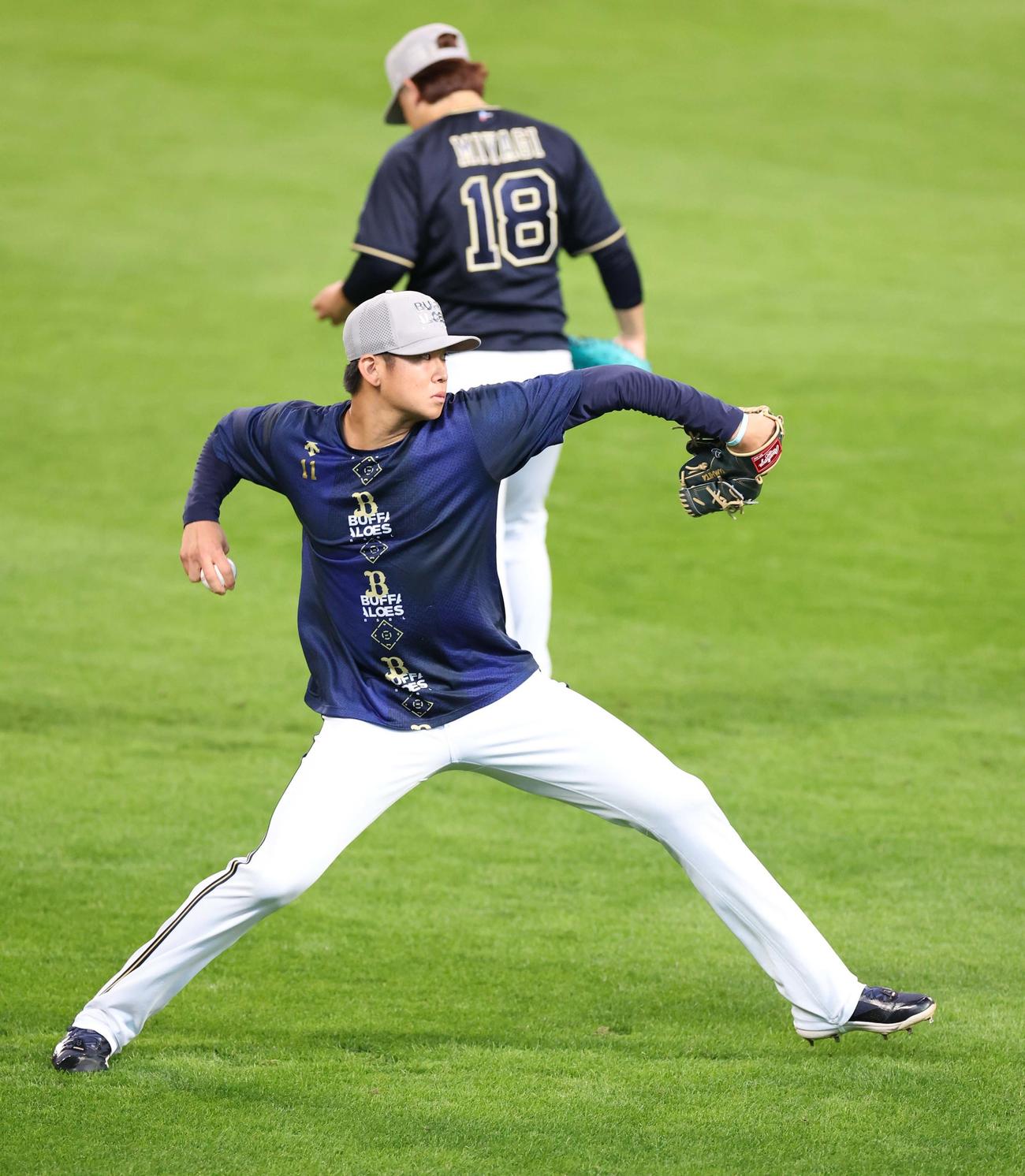 キャッチボールするオリックス山下（撮影・黒川智章）