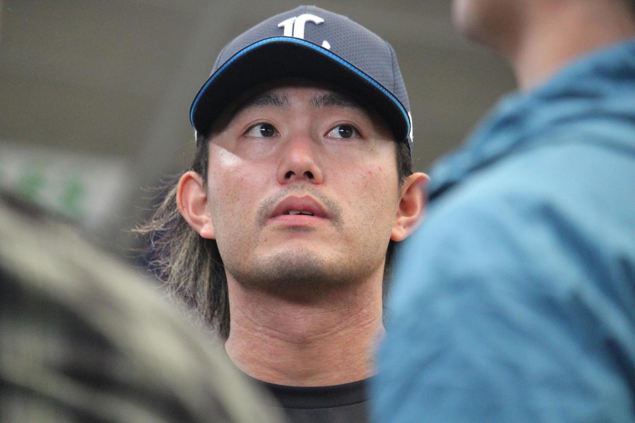 練習を終え報道対応する西武今井（撮影・金子真仁）