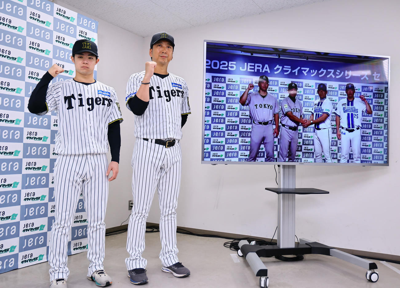 「2025 JERAクライマックスシリーズセ」の開催を前に、記者会見で記念撮影に納まる阪神中野（左）と藤川監督（撮影・藤尾明華）