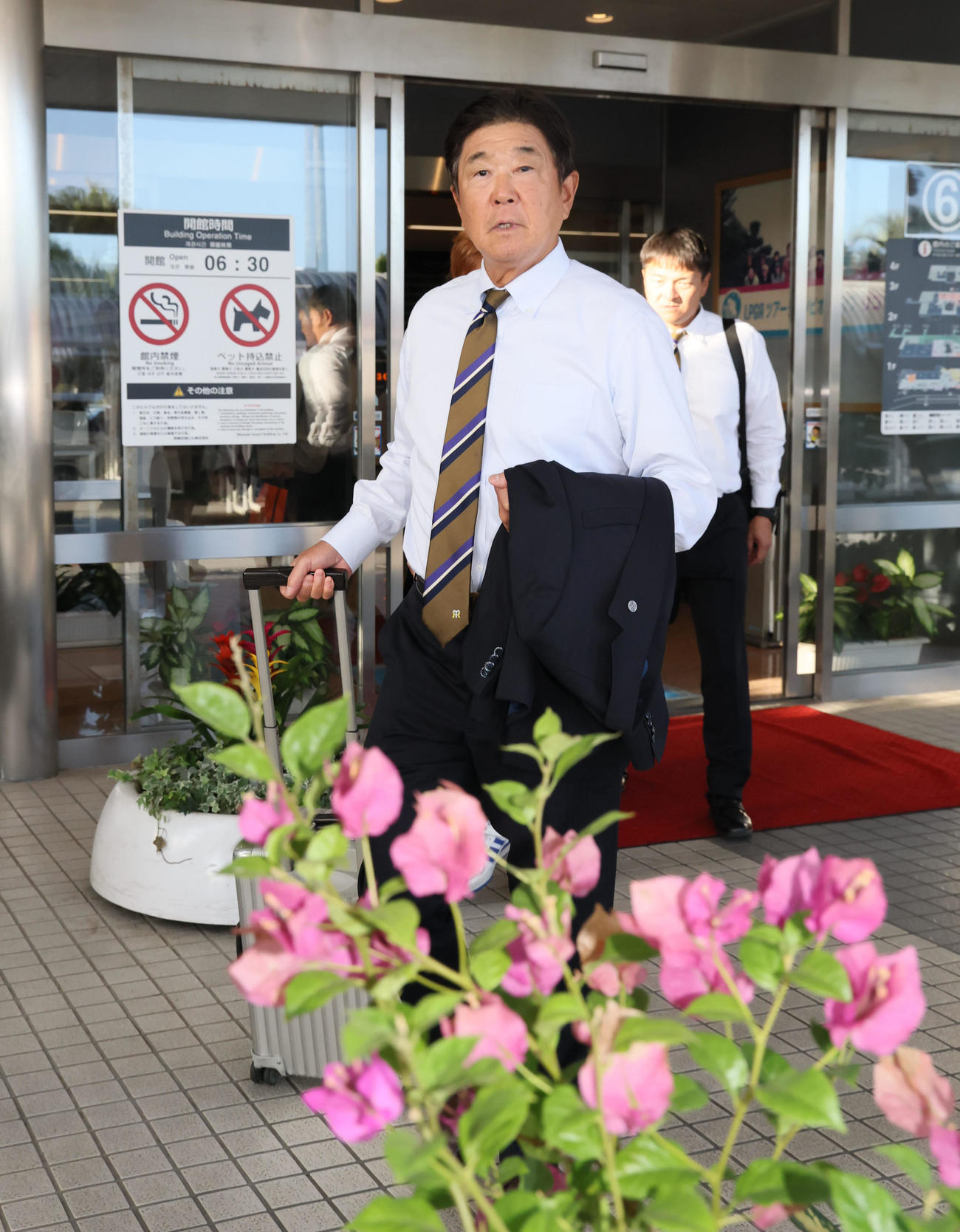 空路宮崎入りした阪神平田2軍監督（撮影・加藤哉）
