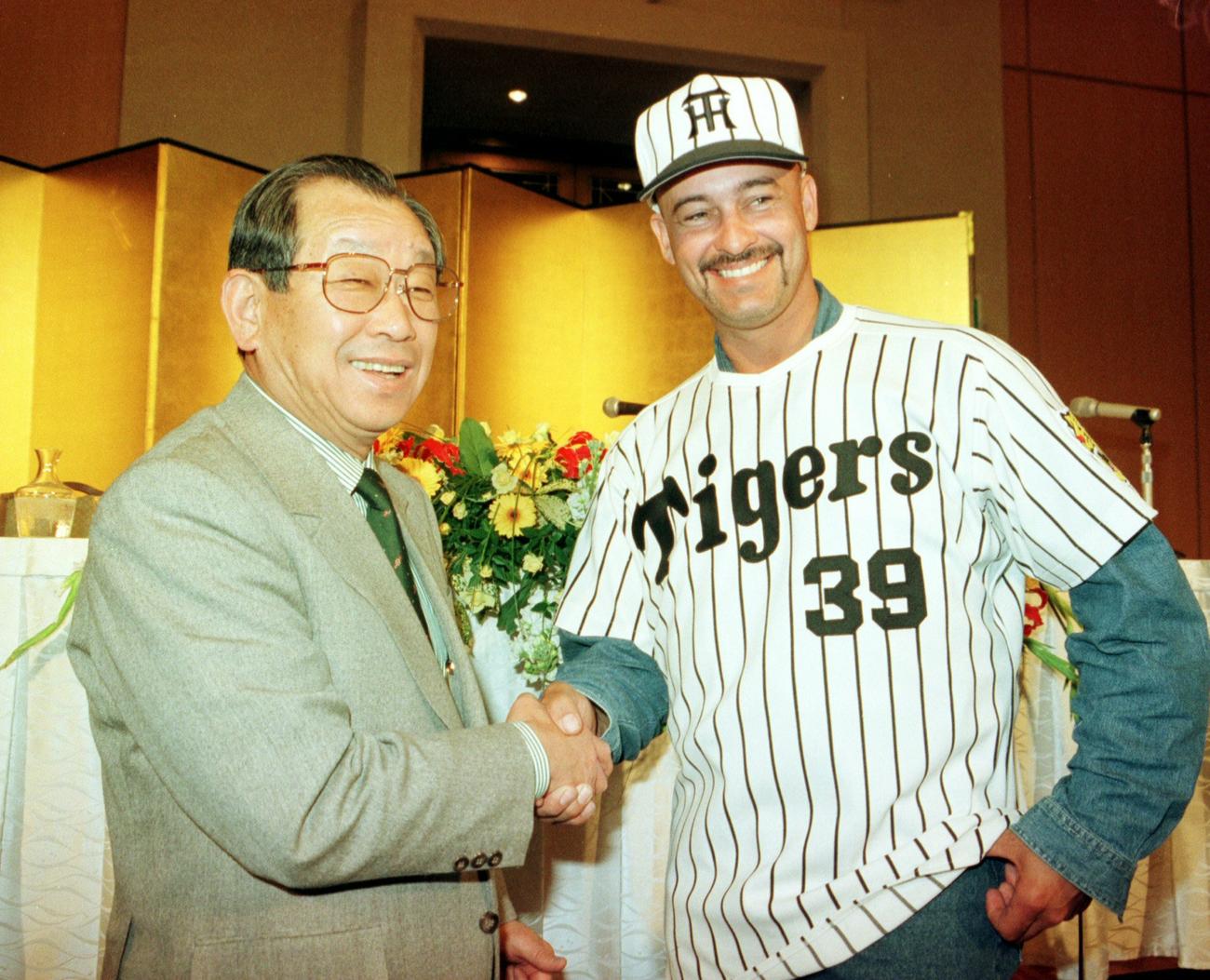 97年1月　阪神への入団会見でマイク・グリーンウェル氏（右）は吉田義男監督と握手を交わす