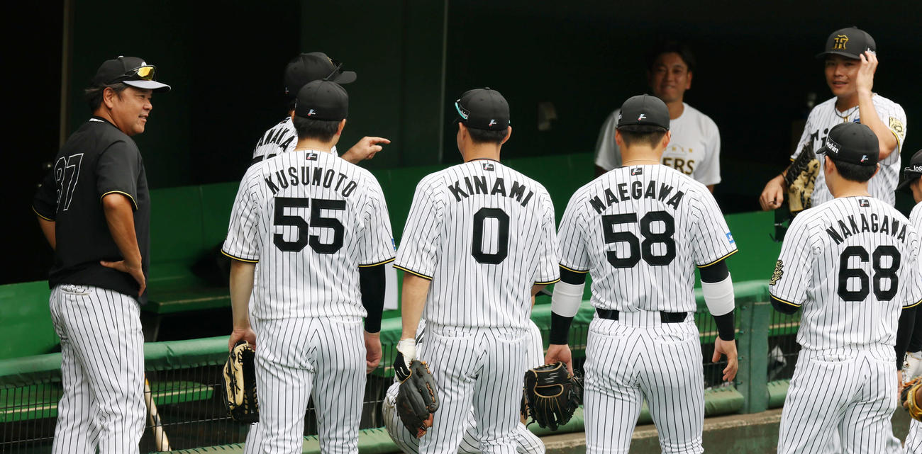 広島対阪神　試合前の円陣を組む阪神ナイン。左は野村コーチ（撮影・加藤哉）