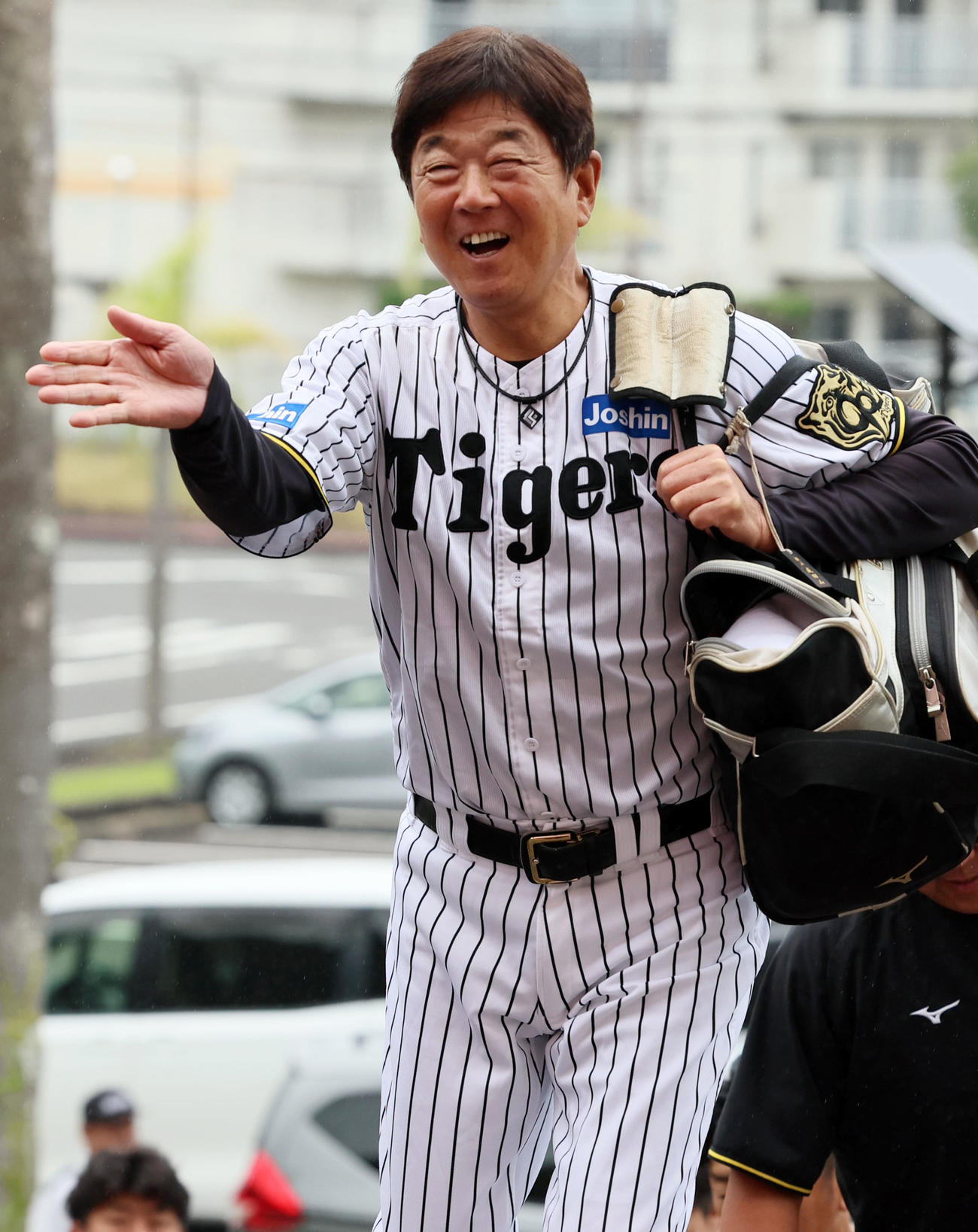 広島対阪神　笑顔を見せて球場に到着した平田2軍監督（撮影・加藤哉）
