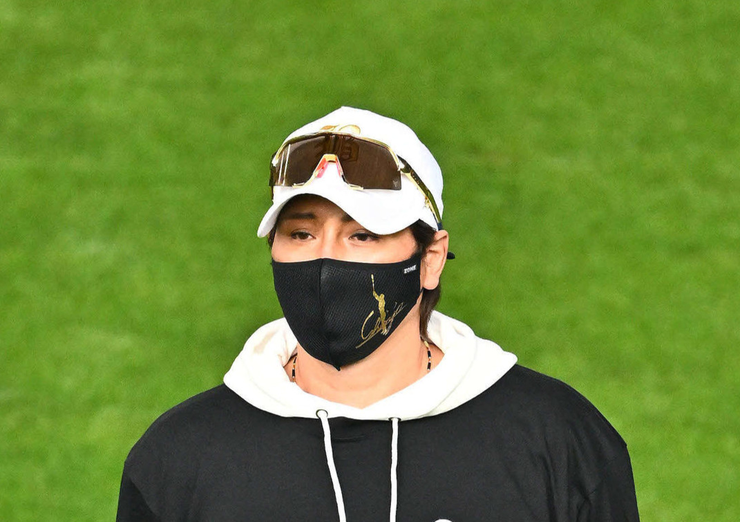 日本ハム対オリックス　試合前練習を見守る日本ハム新庄監督（撮影・滝沢徹郎）