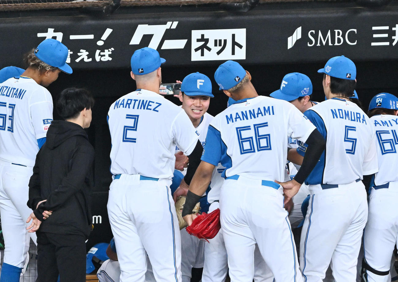 日本ハム対オリックス　試合前の円陣で声だしをする日本ハム清宮幸（中央）（撮影・滝沢徹郎）