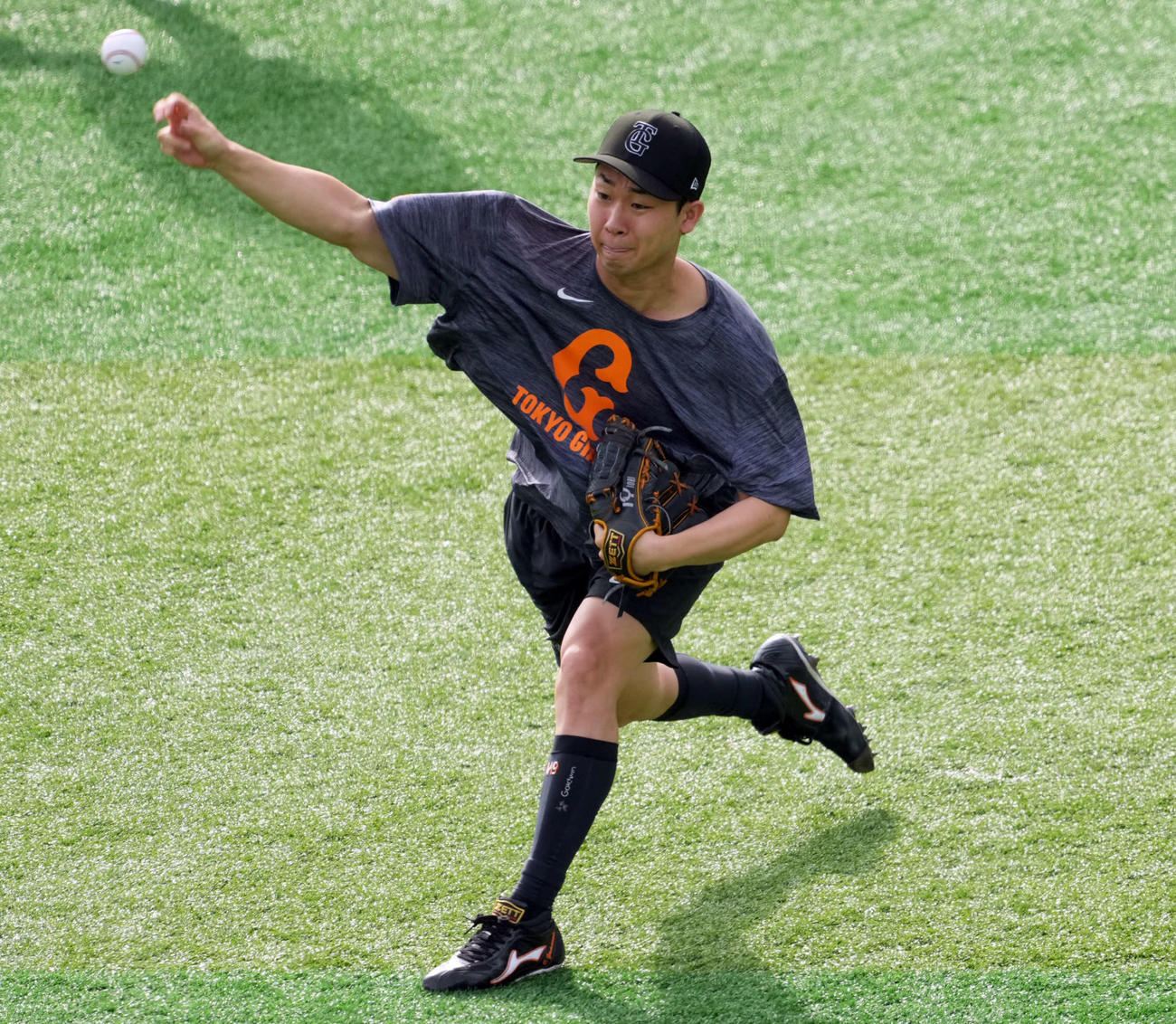 外野でキャッチボールをする巨人山崎伊織（2025年10月10日撮影）