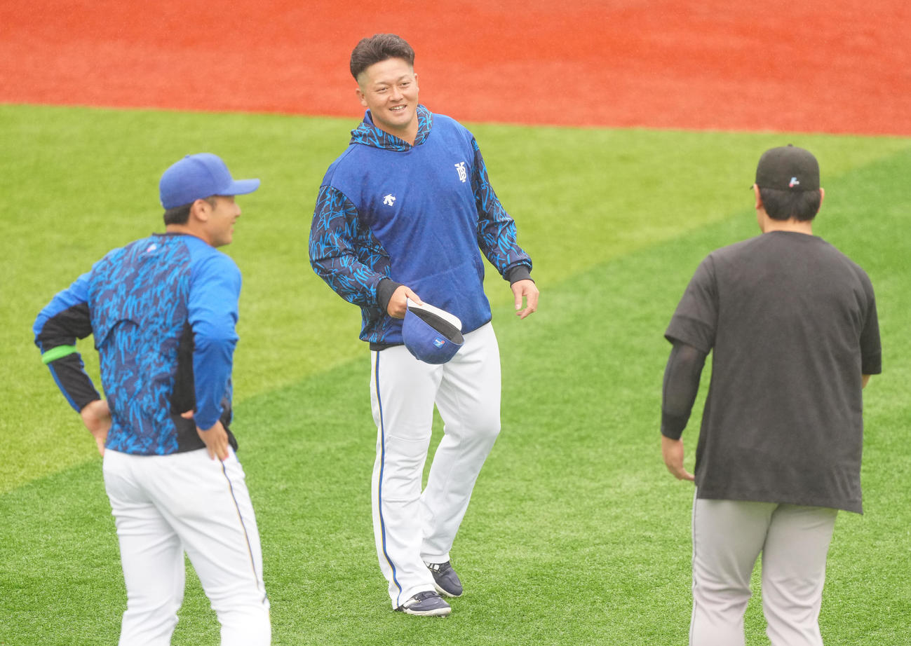 DeNA対巨人　試合前、巨人岡本（右）にあいさつするDeNA牧。左は同山本（撮影・江口和貴）