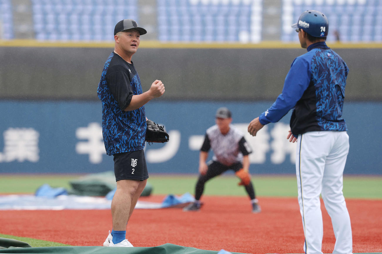 DeNA対巨人　試合前練習でガッツポーズするDeNA牧（撮影・宮地輝）