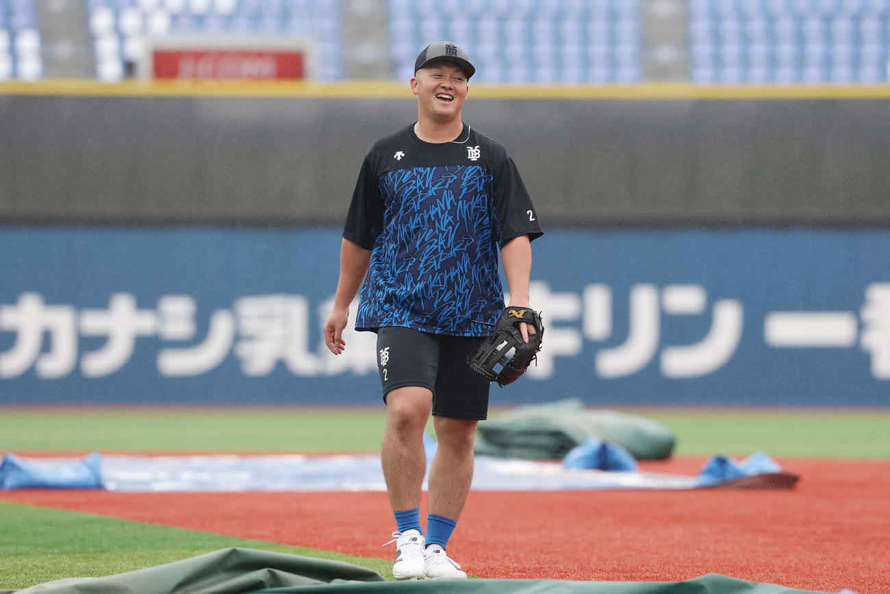DeNA対巨人　試合前練習で笑顔を見せるDeNA牧（撮影・宮地輝）