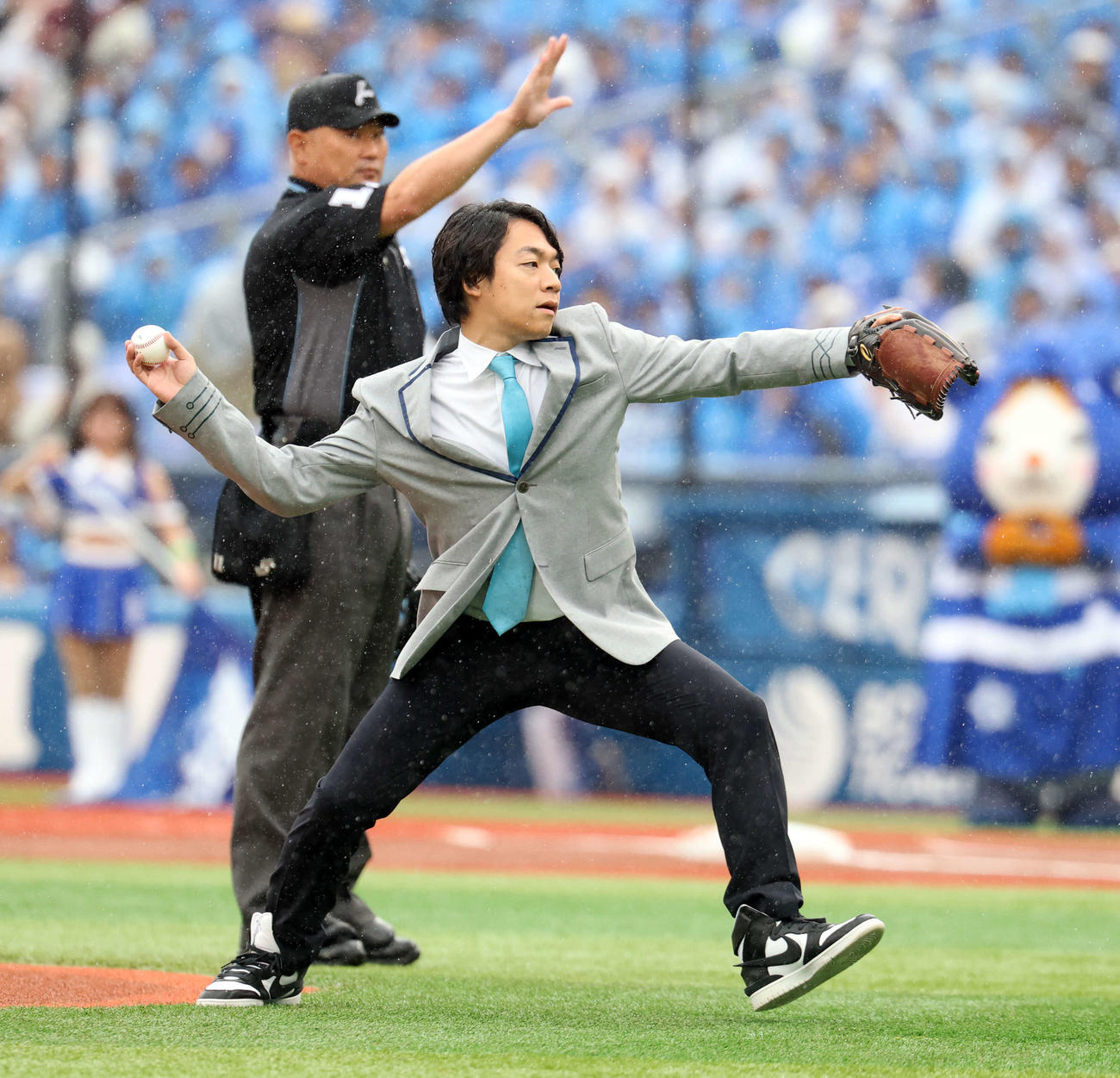 DeNA対巨人　始球式を務める伊沢拓司（撮影・浅見桂子）