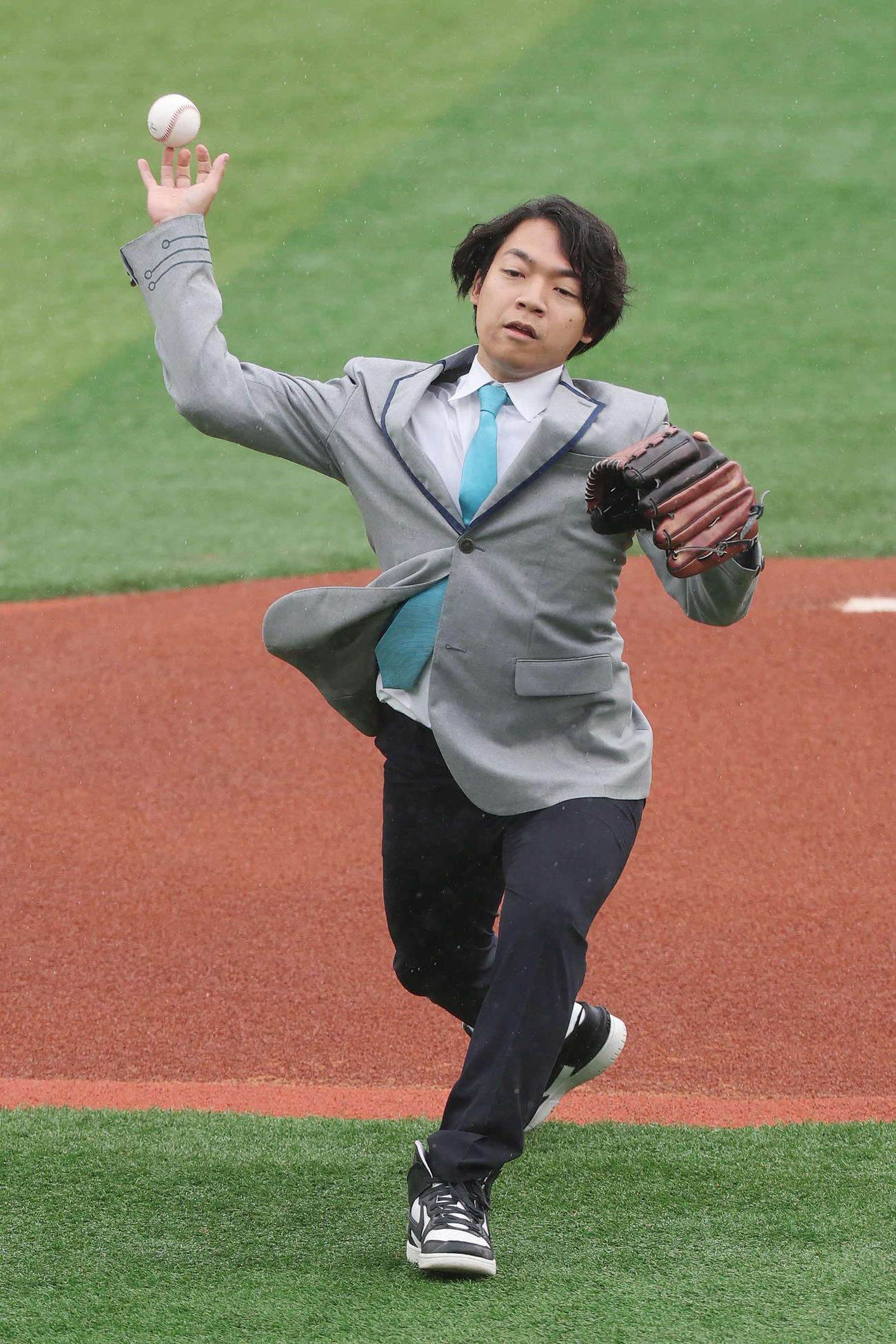 DeNA対巨人　始球式を務める伊沢拓司（撮影・宮地輝）
