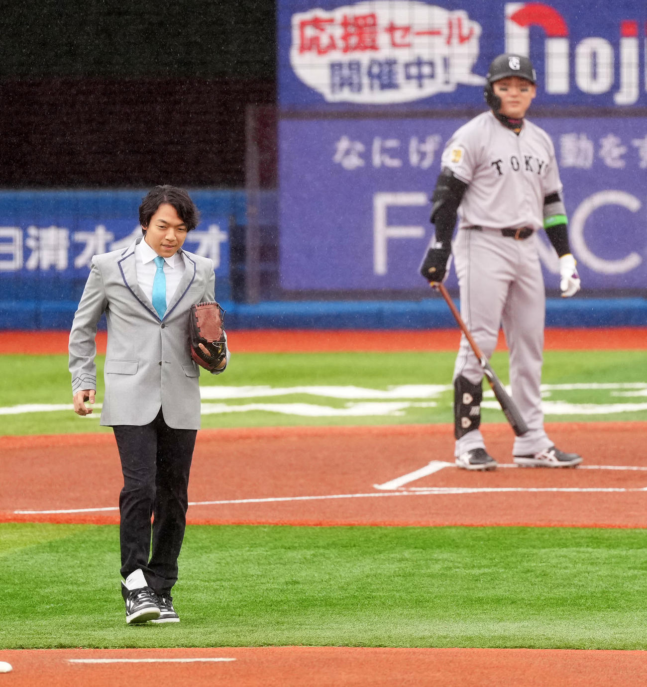 DeNA対巨人　試合前、始球式に臨む伊沢拓司（撮影・江口和貴）