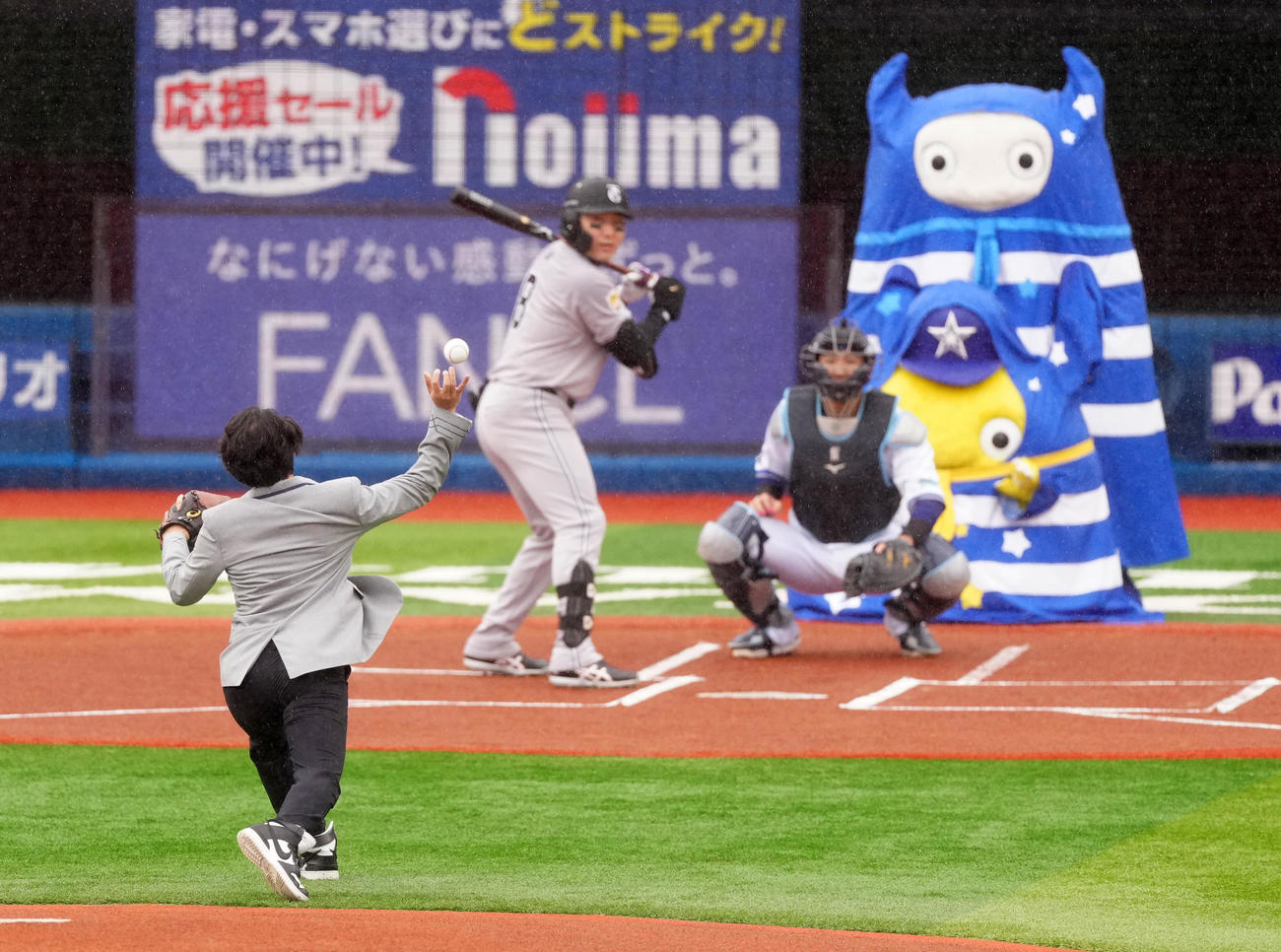 DeNA対巨人　試合前、始球式に臨む伊沢拓司（撮影・江口和貴）