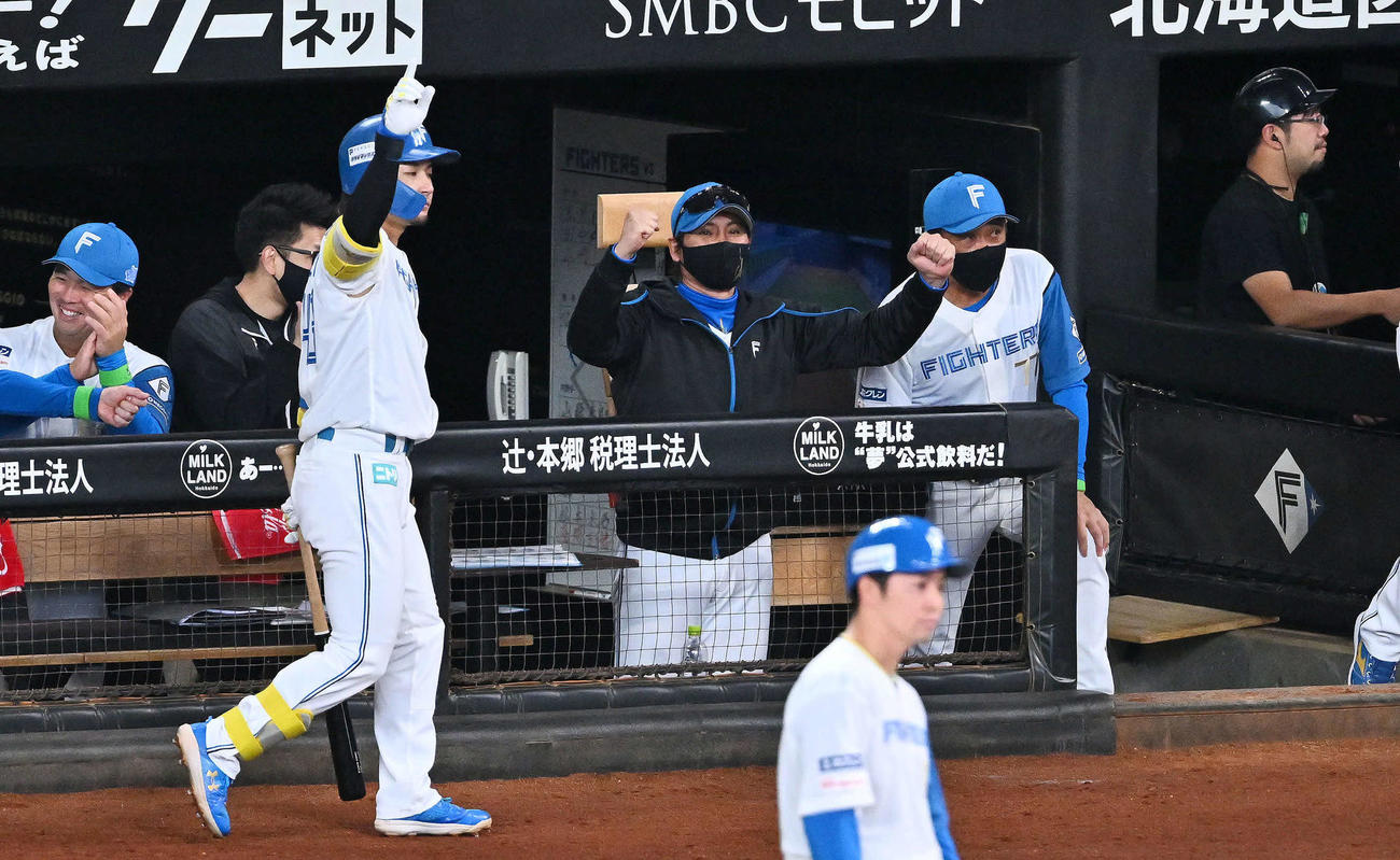 日本ハム対オリックス　2回裏日本ハム1死三塁、万波の先制適時打にガッツポーズする新庄監督（中央）（撮影・滝沢徹郎）
