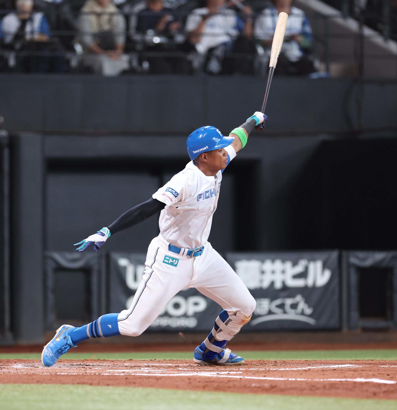 日本ハム対オリックス　2回裏日本ハム1死三塁、左前適時打を放つ万波（撮影・黒川智章）