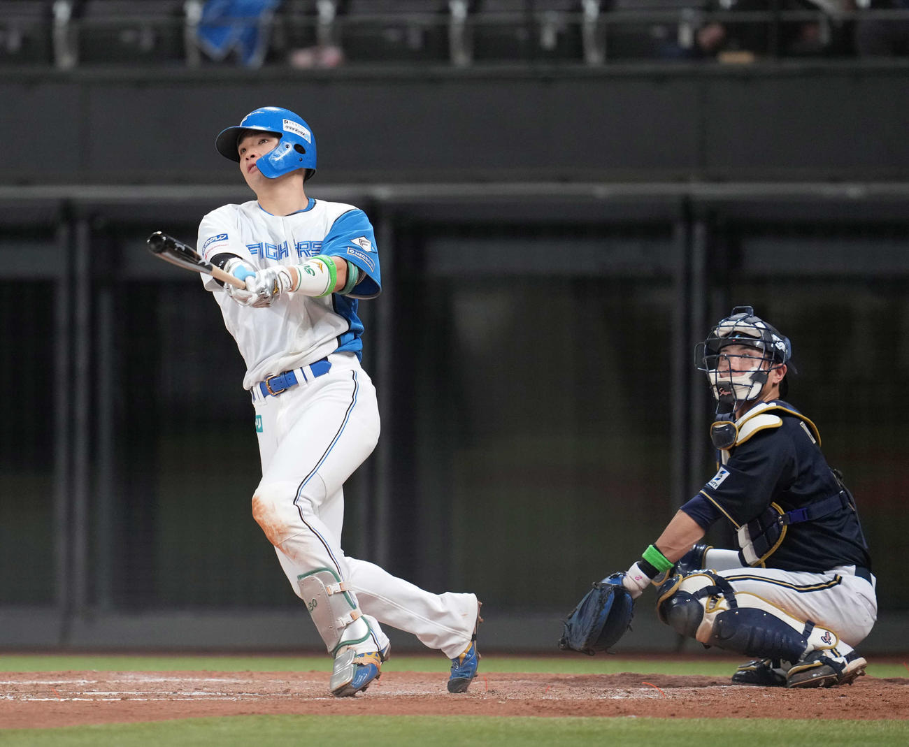 日本ハム対オリックス　4回裏日本ハム2死、左越え本塁打を放つ郡司（撮影・井上学）