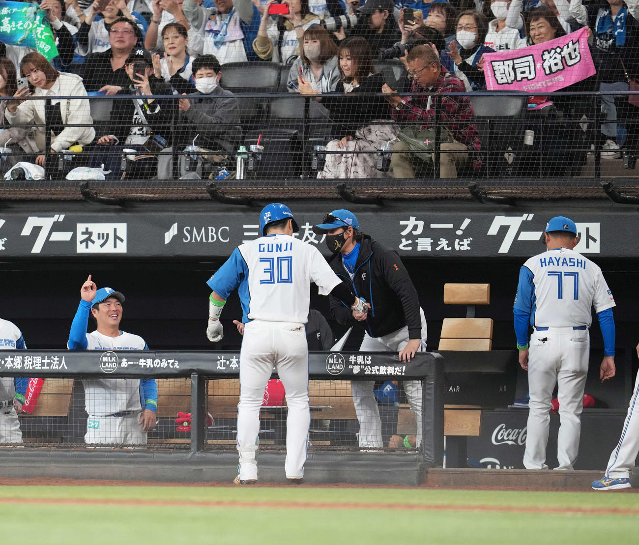 日本ハム対オリックス　4回裏日本ハム2死、本塁打を放った郡司を出迎える新庄監督（中央）（撮影・井上学）