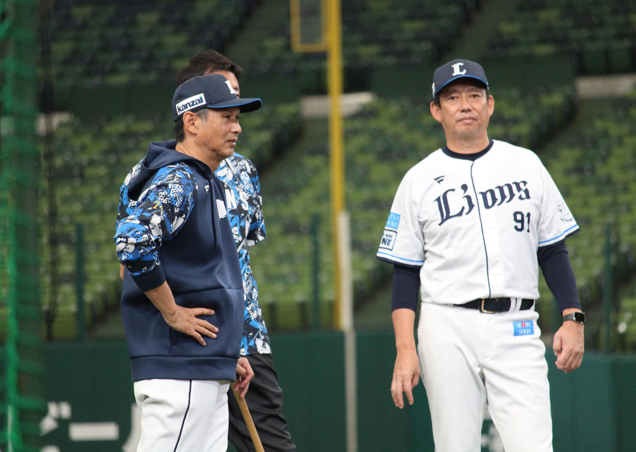 鳥越ヘッドコーチ（右）らと話す西武西口監督（2025年10月10日撮影）