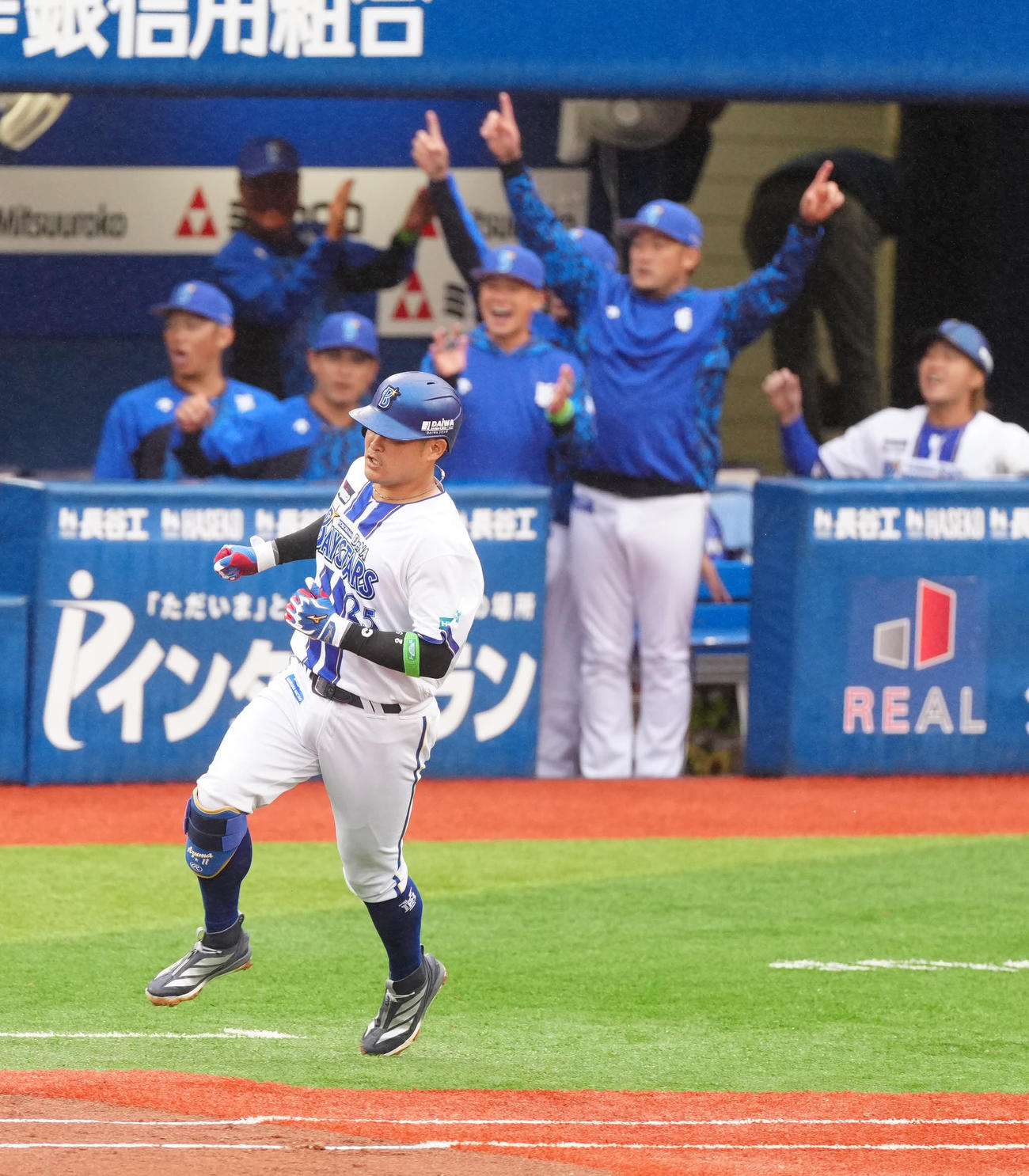 DeNA対巨人　2回裏DeNA無死、先制ソロ本塁打を放った筒香（撮影・江口和貴）