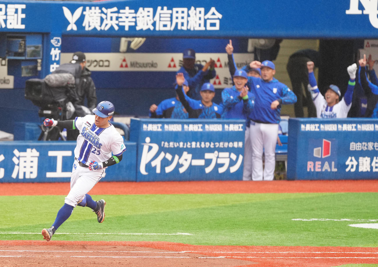 DeNA対巨人　2回裏DeNA無死、先制ソロ本塁打を放った筒香（撮影・江口和貴）
