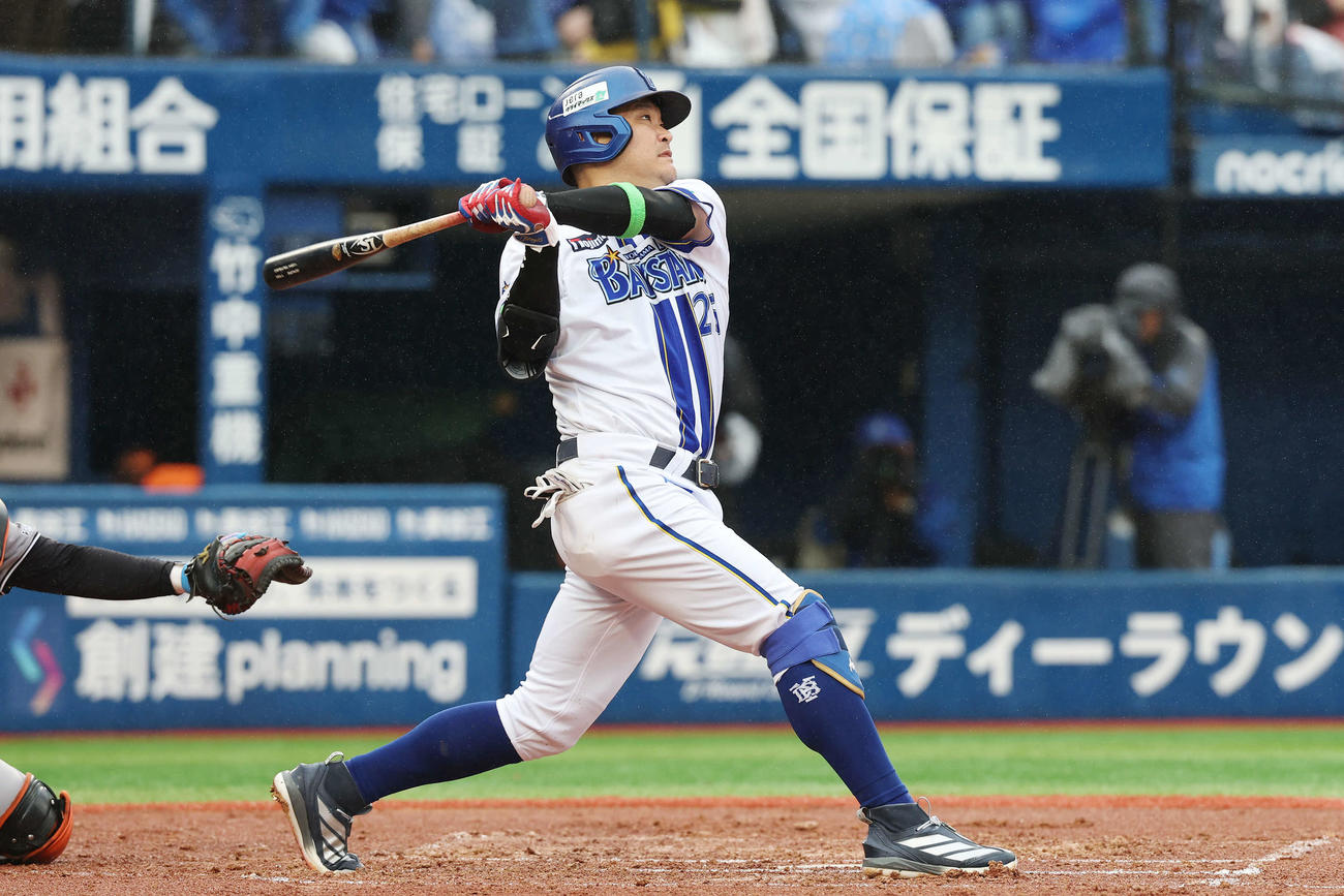 DeNA対巨人　2回裏DeNA無死、右越えソロ本塁打を放つ筒香（撮影・宮地輝）