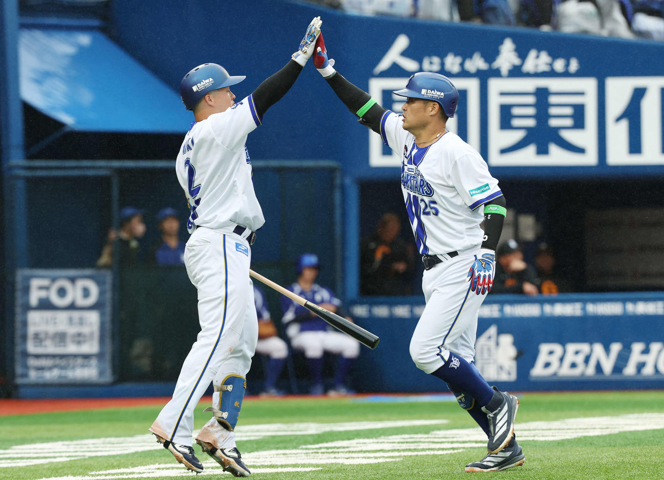 DeNA対巨人　2回裏DeNA無死、右越えソロ本塁打を放ち牧（左）とタッチする筒香（撮影・宮地輝）