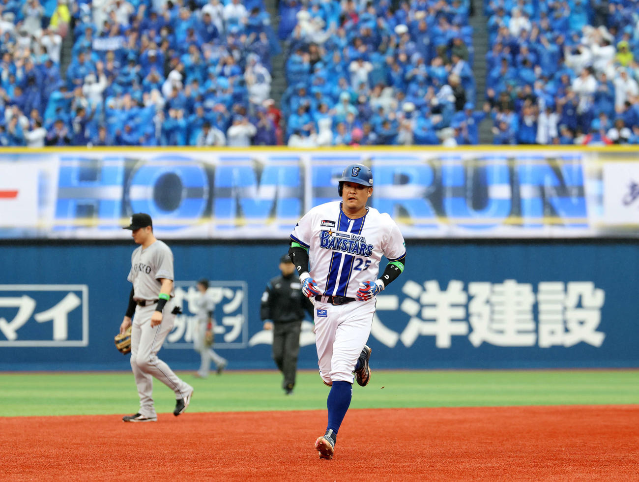 DeNA対巨人　2回裏DeNA無死、筒香は先制ソロ本塁打を放ち、大喜びの右翼スタンドを背にダイヤモンドを回る（撮影・浅見桂子）