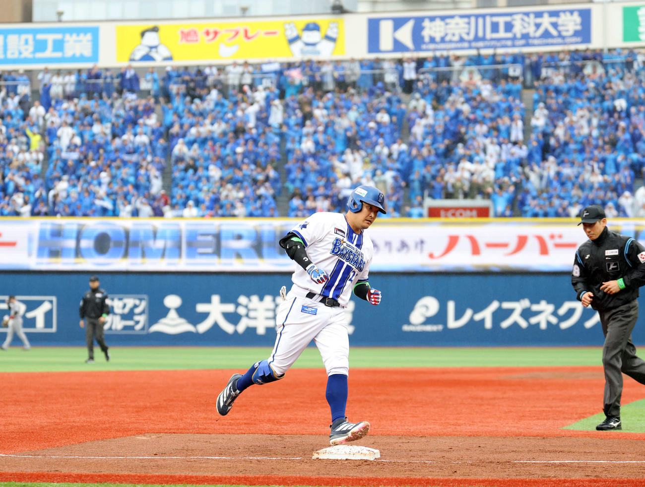 DeNA対巨人　2回裏DeNA無死、筒香は先制ソロ本塁打を放ち、大喜びの右翼スタンドを背にダイヤモンドを回る（撮影・浅見桂子）