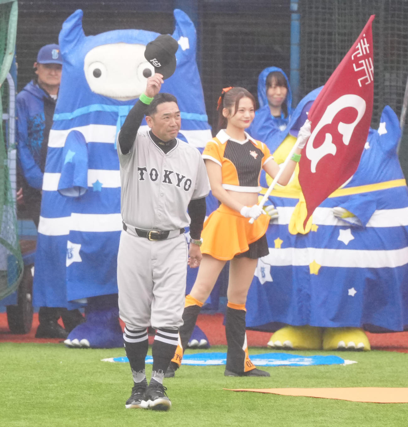 DeNA対巨人　試合前、選手紹介でファンの声援に応える巨人阿部監督（撮影・江口和貴）