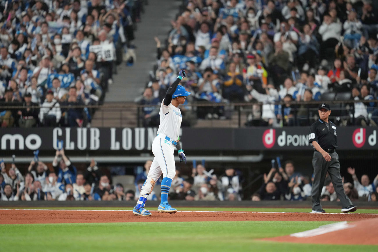 日本ハム対オリックス　2回裏日本ハム1死三塁、左前に適時打を放つ万波（撮影・井上学）