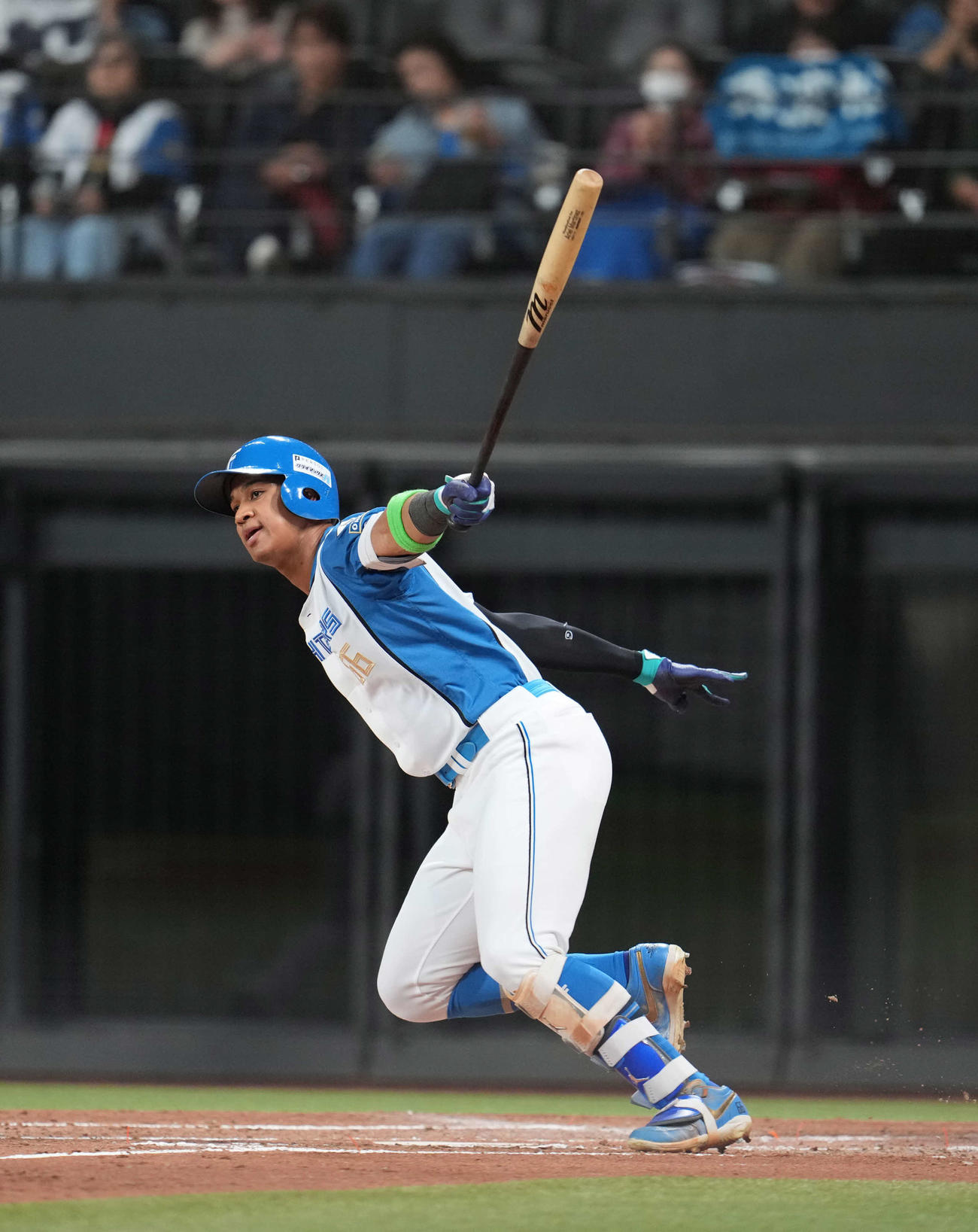 日本ハム対オリックス　2回裏日本ハム1死三塁、左前に適時打を放つ万波（撮影・井上学）