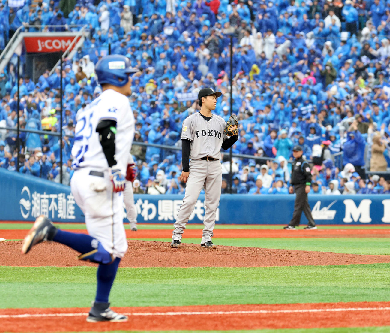 DeNA対巨人　2回裏DeNA無死、筒香（手前）に先制ソロ本塁打を許した山崎（撮影・浅見桂子）