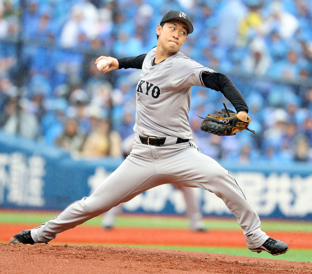 DeNA対巨人　力投する巨人先発の山崎（撮影・浅見桂子）