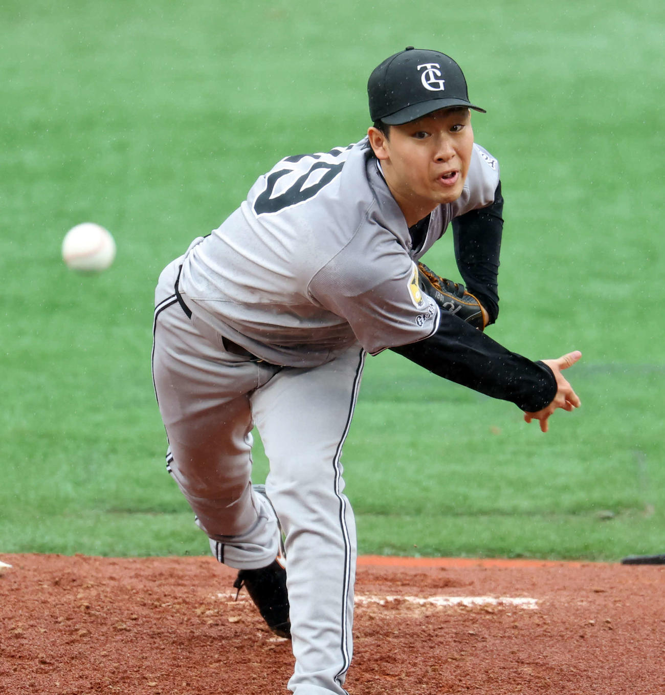 DeNA対巨人　力投する巨人先発の山崎（撮影・浅見桂子）
