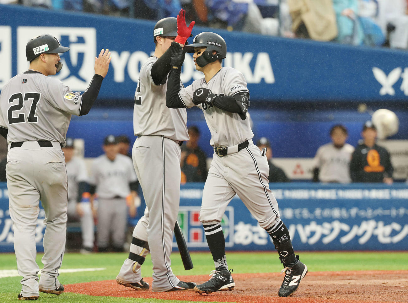 DeNA対巨人　4回表巨人1死一塁、2点本塁打を放ちチームメートとタッチを交わす若林（右）（撮影・宮地輝）