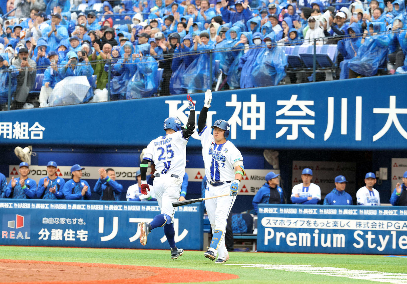 DeNA対巨人　2回裏DeNA無死、筒香（左）が先制ソロ本塁打を放ち、ハイタッチで迎える牧（撮影・浅見桂子）