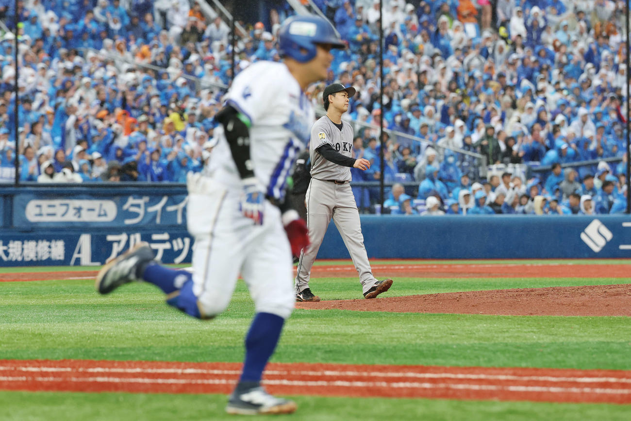 DeNA対巨人　3回裏DeNA2死一、三塁、筒香に右前適時打を浴びる巨人山崎伊（撮影・宮地輝）