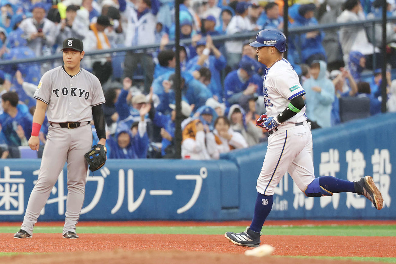 DeNA対巨人　6回裏DeNA1死、ソロ本塁打を放ちダイヤモンドを回る筒香。左は三塁手岡本（撮影・宮地輝）