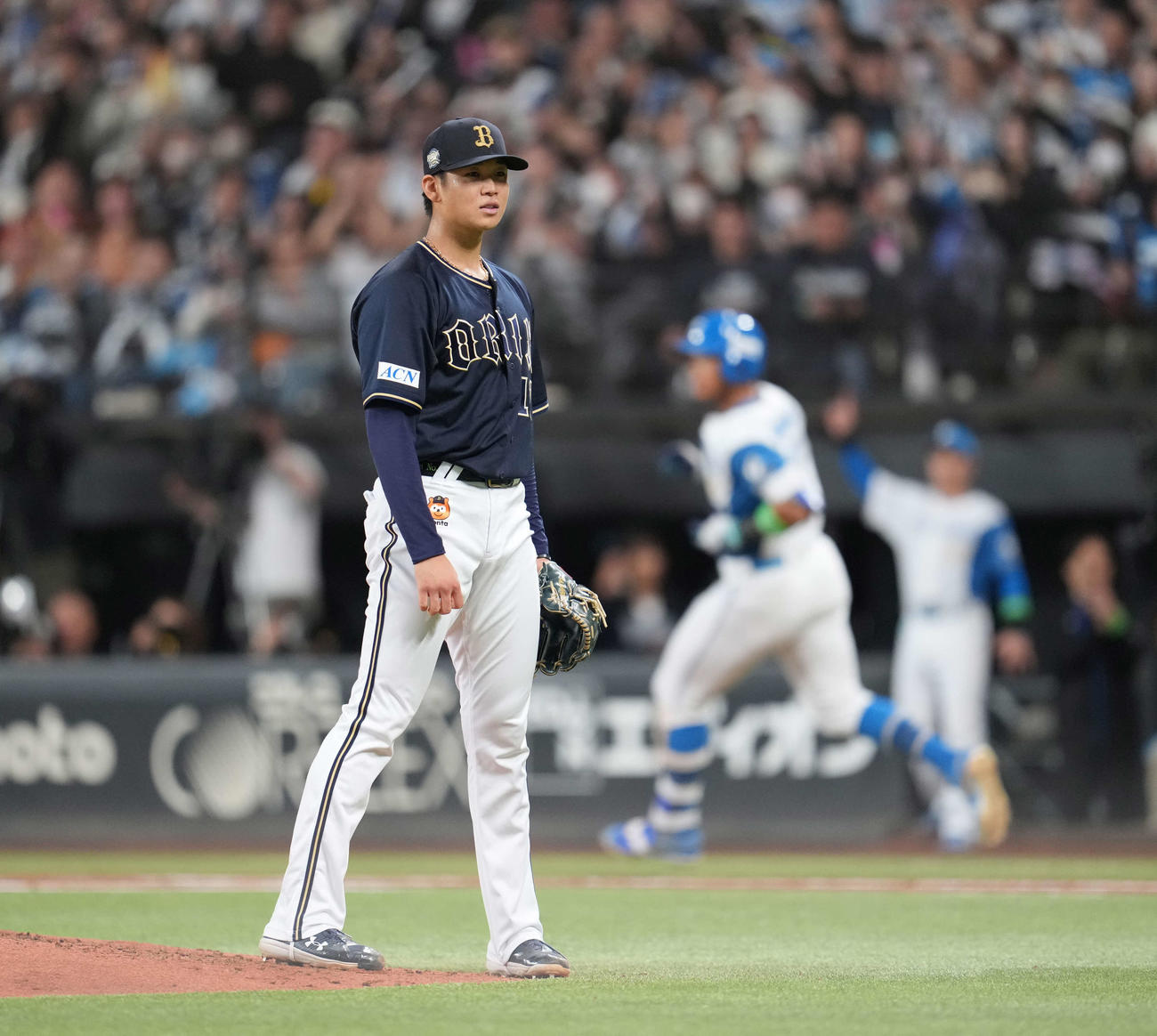 日本ハム対オリックス　2回裏日本ハム1死三塁、万波に適時打を浴びる山下（撮影・井上学）