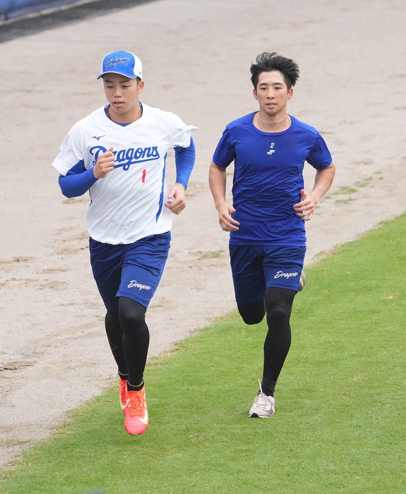 ランニングをする田中（右）と岡林（撮影・森本幸一）
