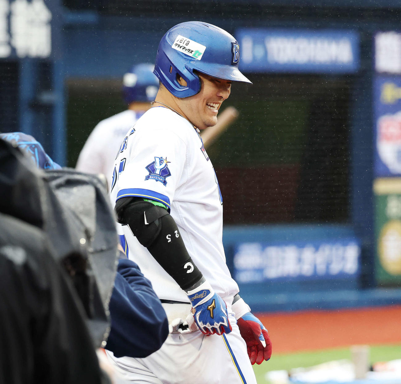 DeNA対巨人　6回裏DeNA1死、ソロ本塁打を放ち笑顔を見せる筒香（撮影・宮地輝）