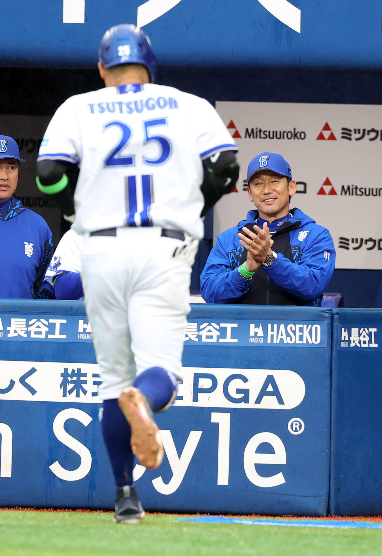 DeNA対巨人　6回裏DeNA1死、筒香（手前）が左ソロ本塁打を放ち拍手で迎える三浦監督（撮影・浅見桂子）