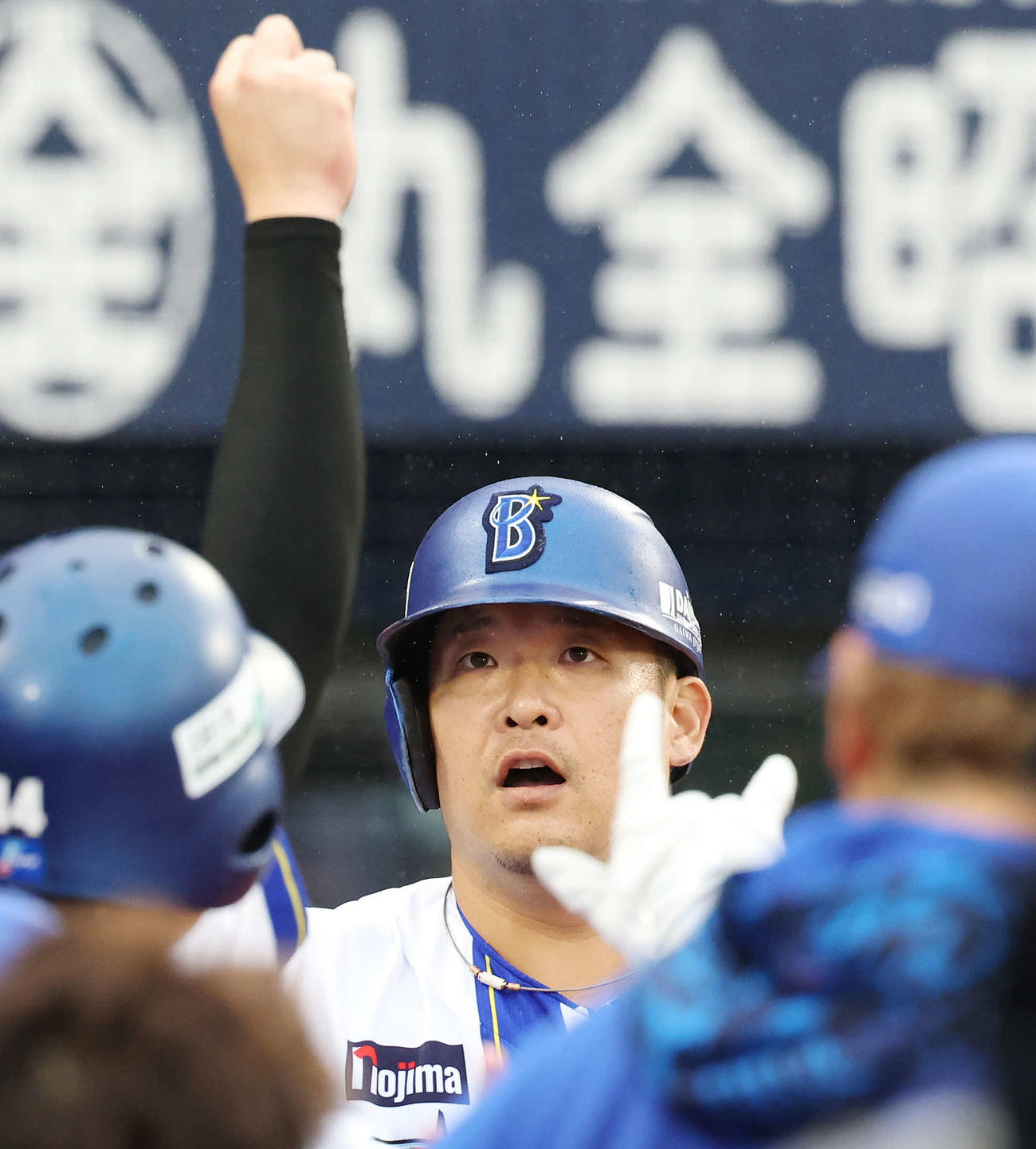 DeNA対巨人　6回裏DeNA1死、ソロ本塁打を放ちチームメートと喜ぶ筒香（撮影・宮地輝）