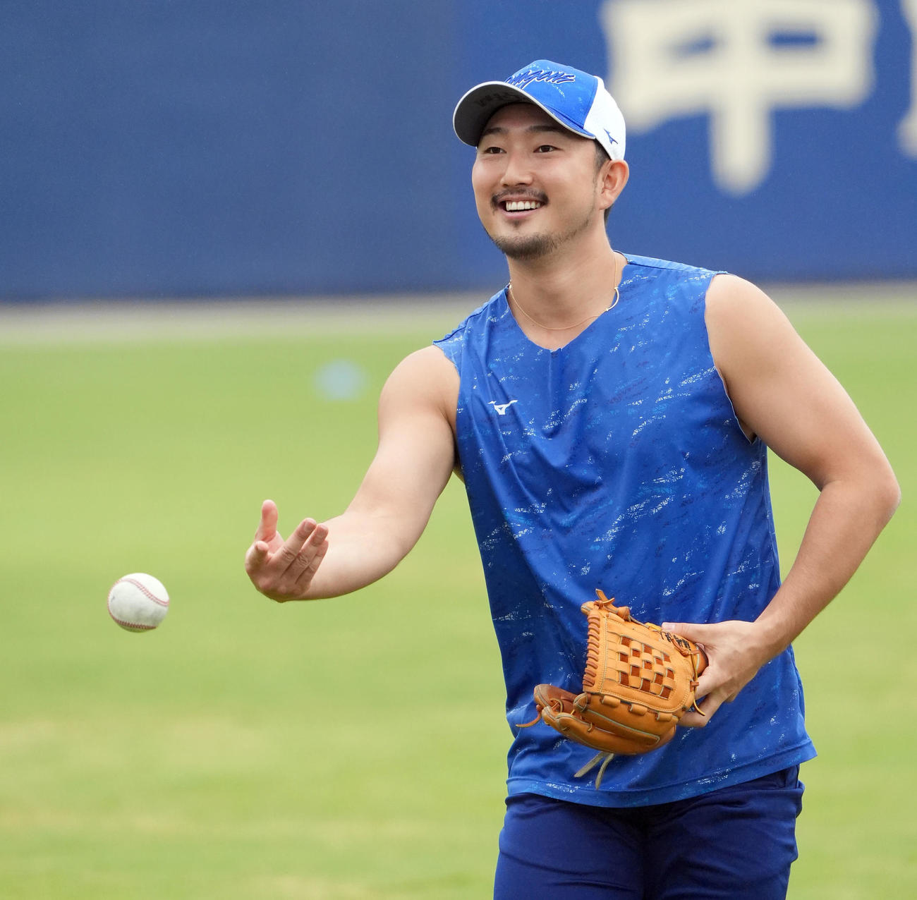 明るい表情でキャッチボールをする藤嶋（撮影・森本幸一）