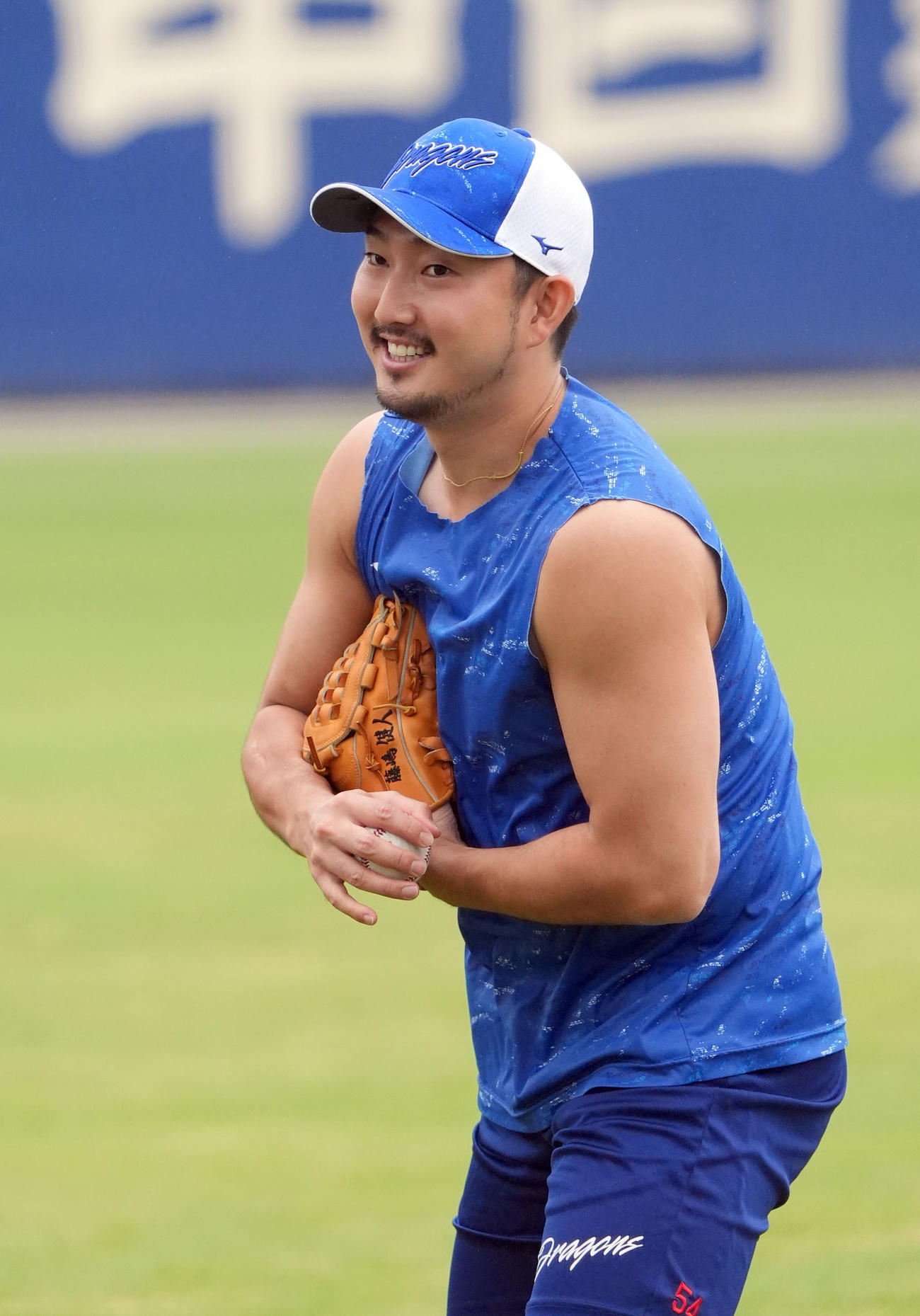 明るい表情でキャッチボールをする藤嶋（撮影・森本幸一）